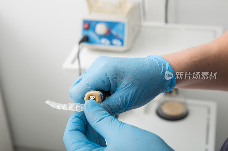 近距离看牙医的手覆盖着橡胶手套与档案设备形成口腔保护