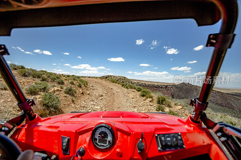 在阳光明媚的日子里，从越野车的内部看，白色边缘路犹他州直行