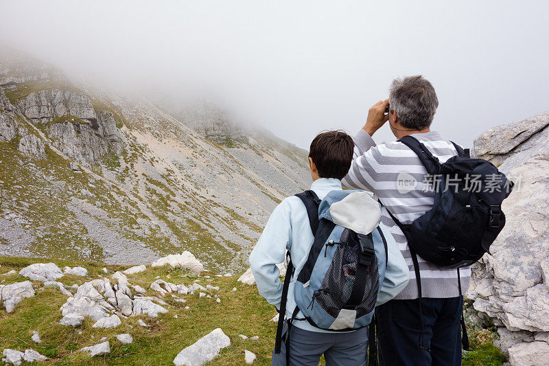 意大利家庭，父亲和儿子在山上