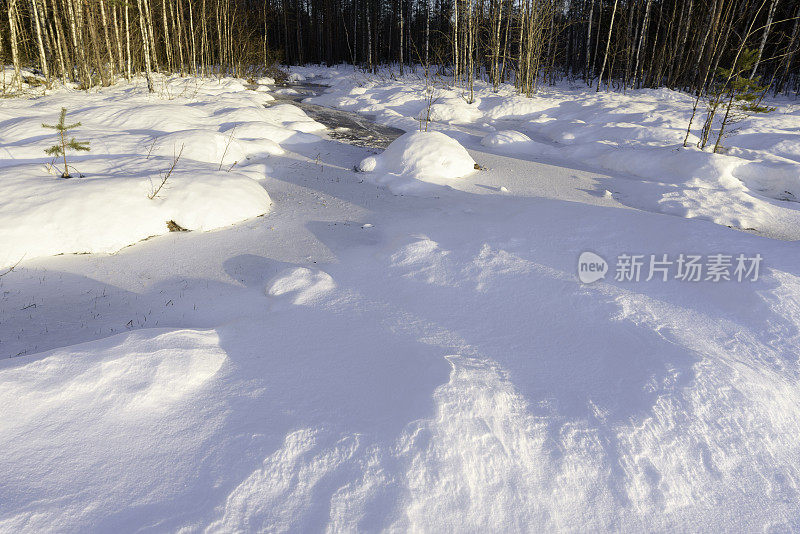 雪堆、风在雪面上雕刻出图案