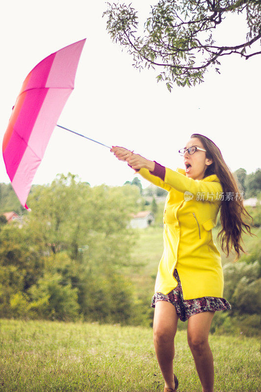 快乐的女人享受着雨