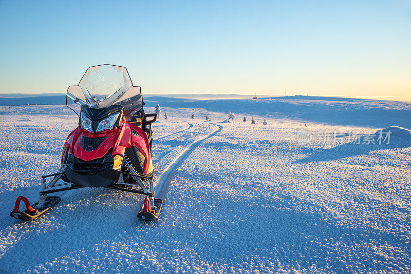 芬兰萨里色尔卡附近，拉普兰雪景中的雪地摩托