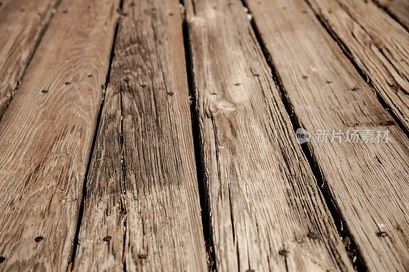 背景风化的木板，木板路近。
