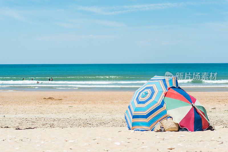 蓝色沙滩帐篷伞