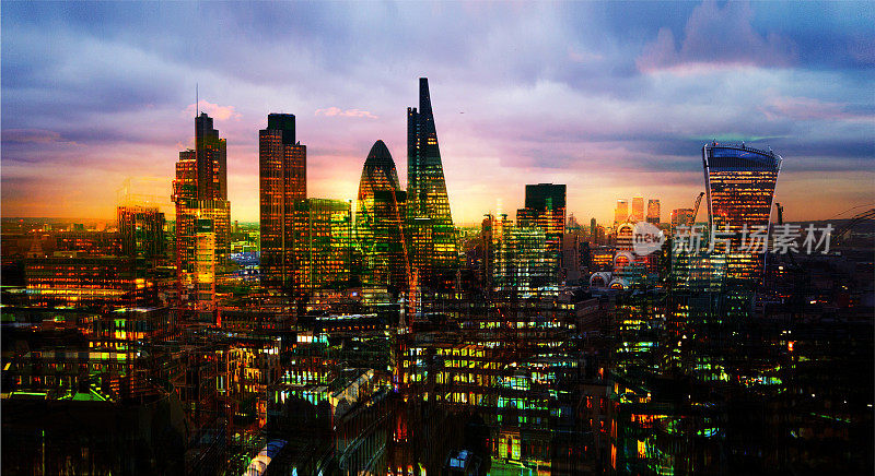 伦敦金融城，商业和银行业的咏叹调。夕阳西下的伦敦全景。从圣保罗大教堂眺望