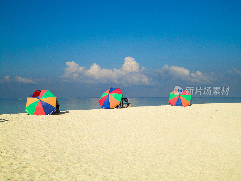 五颜六色的沙滩伞排成一排