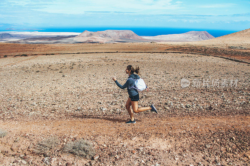 年轻女子在火山上奔跑