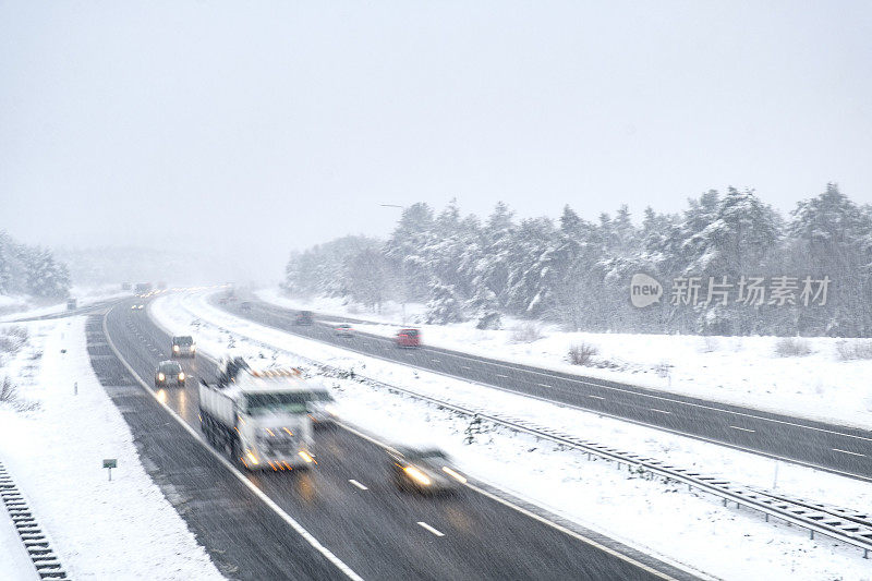 冬季暴风雪期间高速公路上的交通