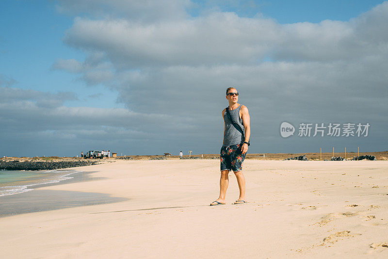 在佛得角度假的游客在美丽的海滩上