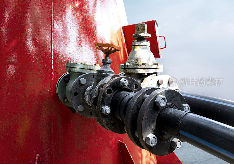 锈蚀的钢制燃料管道，用螺钉和螺母连接，用于石油和天然气管道a海背景。