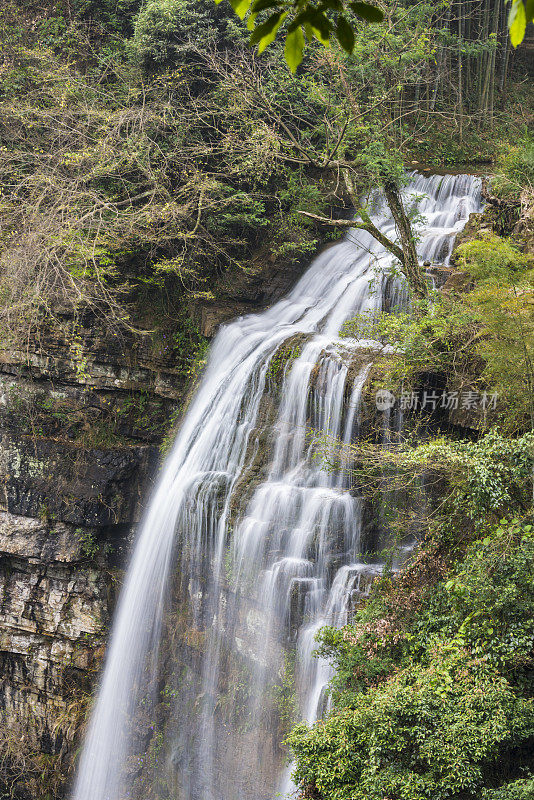华坪自然保护区的瀑布