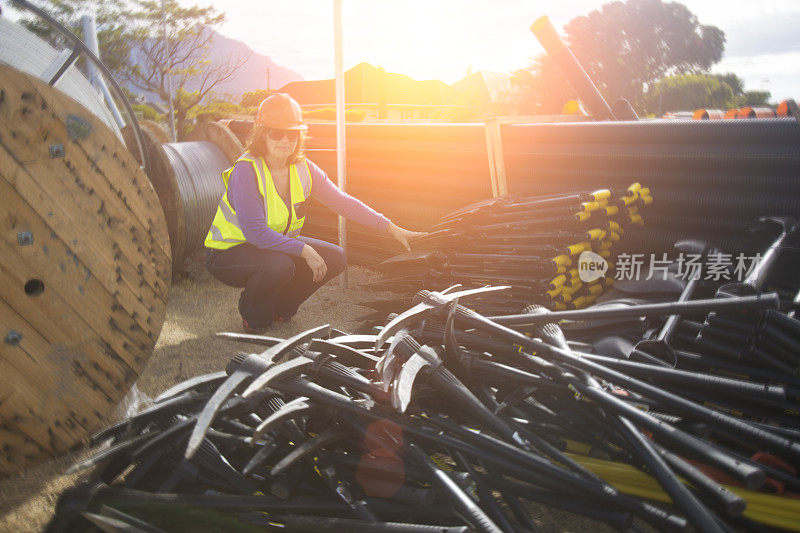 妇女建筑工人用铁锹和镐头斧头