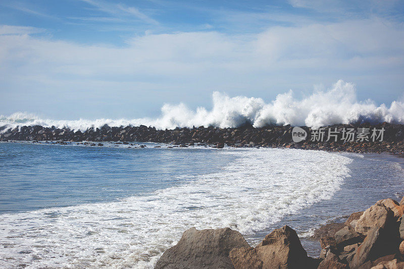 春末的加州海岸，海浪拍打着浪花