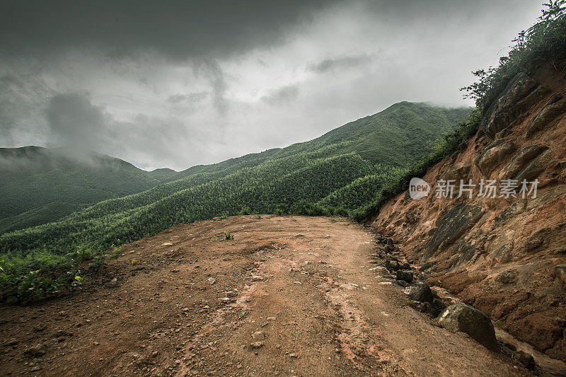 岩石路在阴天与轮胎印汽车商业