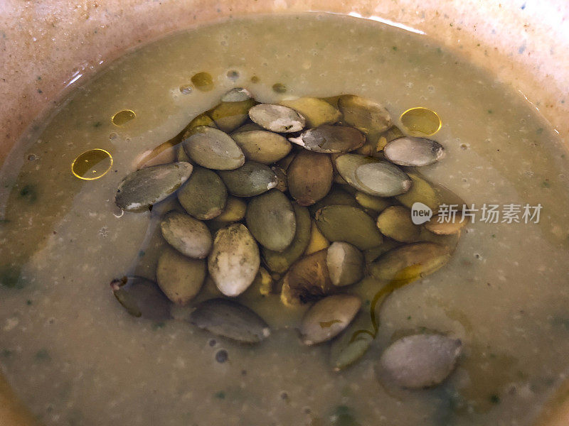 一碗新鲜的素食南瓜子蘑菇汤