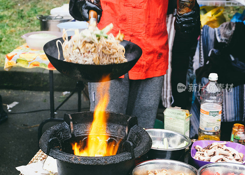 在街头美食节上准备烧亚洲菜