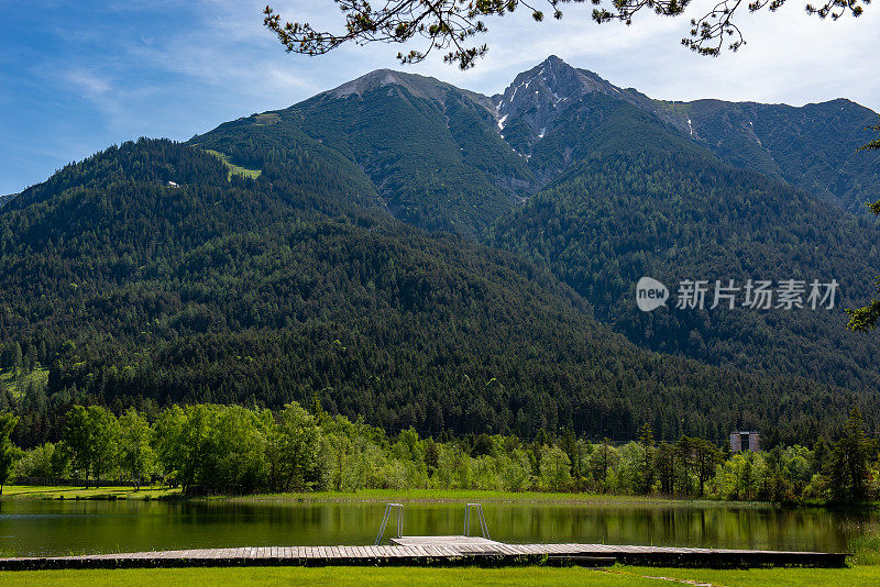 从海岸俯瞰奥地利阿尔卑斯山附近的野德湖