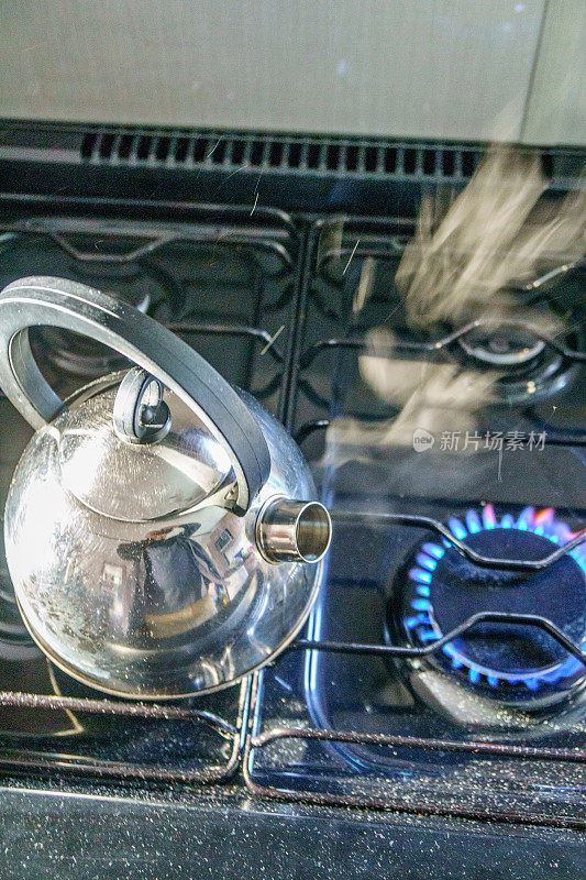 蒸汽水壶在煤气灶上沸腾