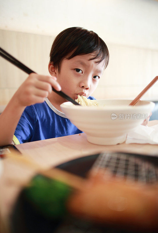 孩子们吃午餐