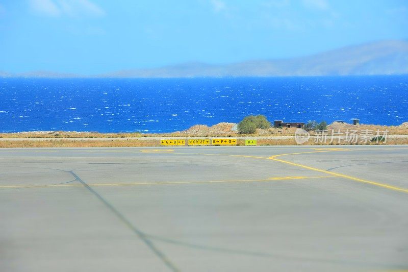 一条以克里特岛大海为背景的跑道