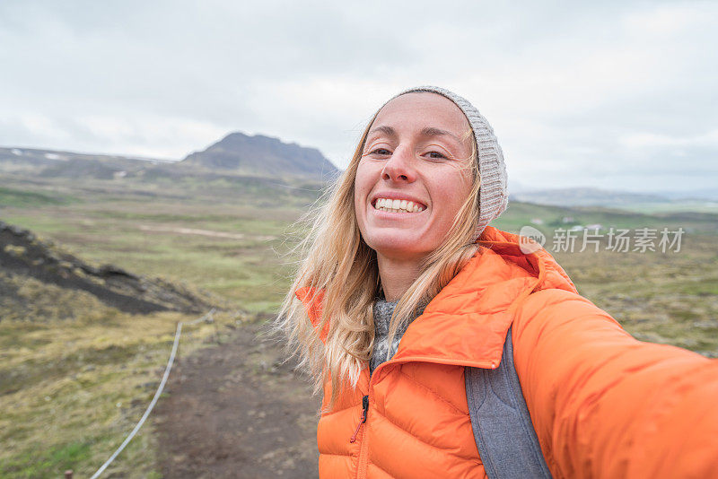 一名年轻女子在冰岛火山地区自拍