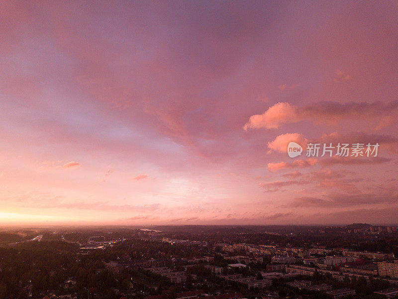 日落在别墅地区，无人机的观点，戏剧性的天空