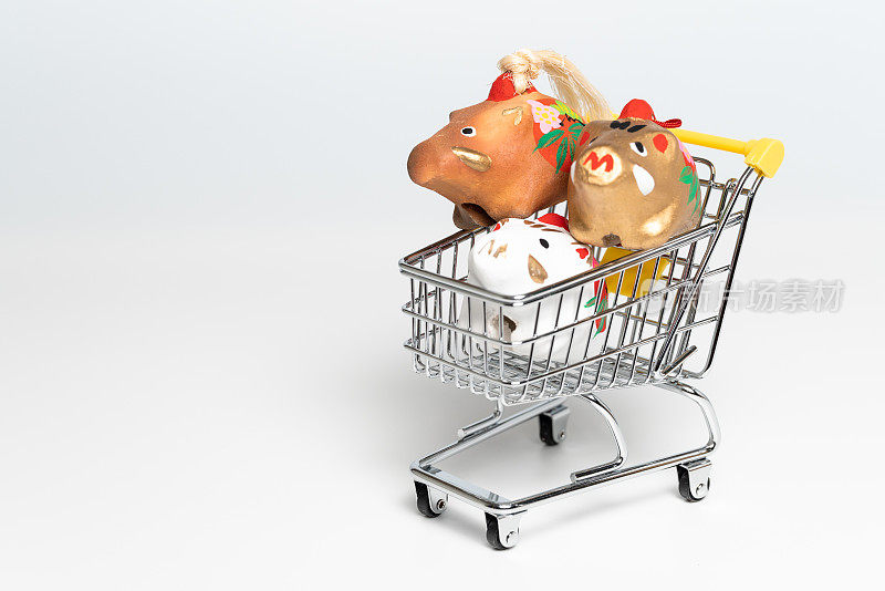 公猪和购物车的娃娃。日本的新年卡片。