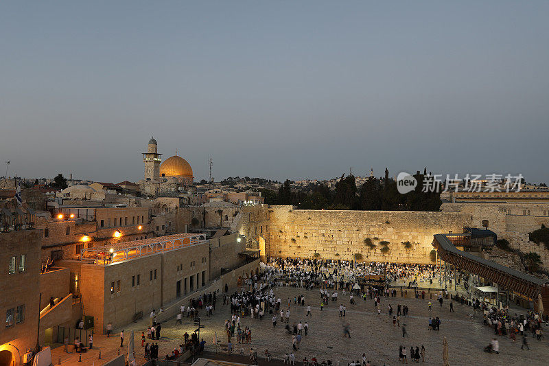 耶路撒冷老城西墙的犹太人聚集在一起祈祷