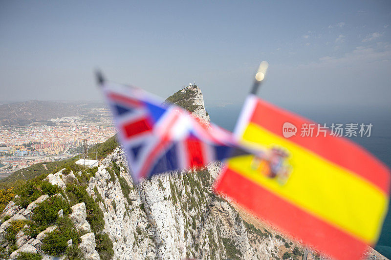 英国国旗和以直布罗陀岩石为背景的西班牙国旗，表明了对其主权的争议