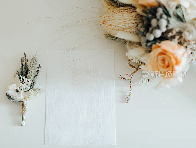 婚礼花束和白纸