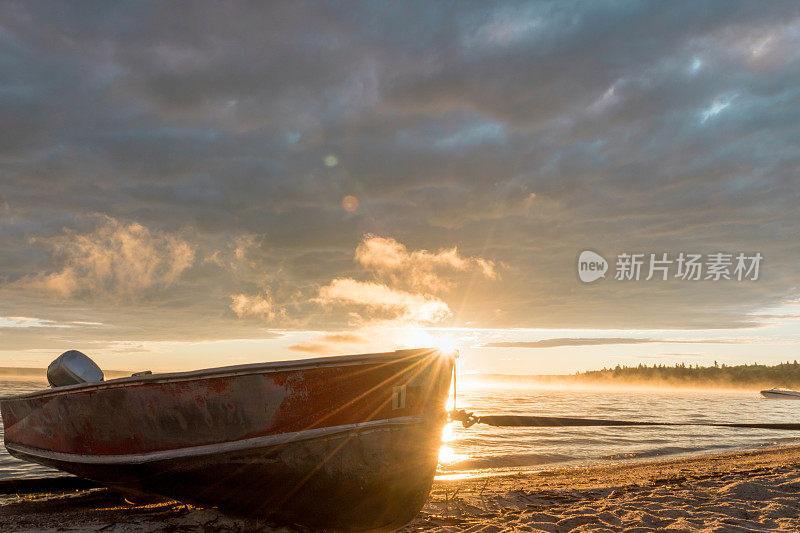 萨斯喀彻温省梅多湖省公园，日出时海滩上的渔船