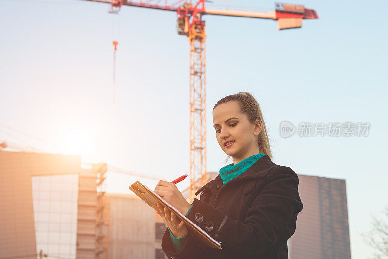 女建筑师规划施工