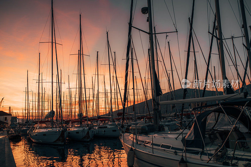 克罗地亚码头上的桅杆和游艇