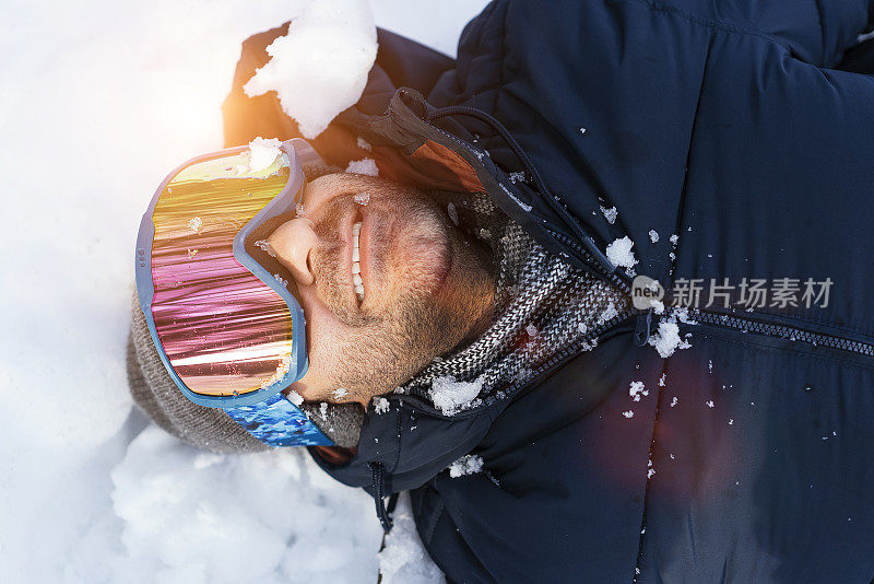 雪地上戴滑雪护目镜的男人
