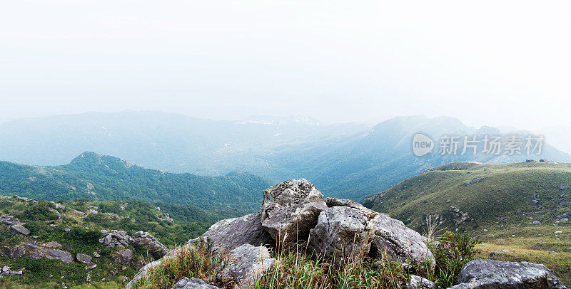 清晨朦胧的山景