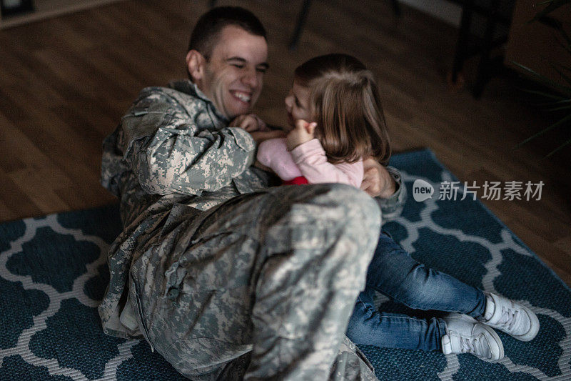 一个军人和他的女儿接吻玩耍