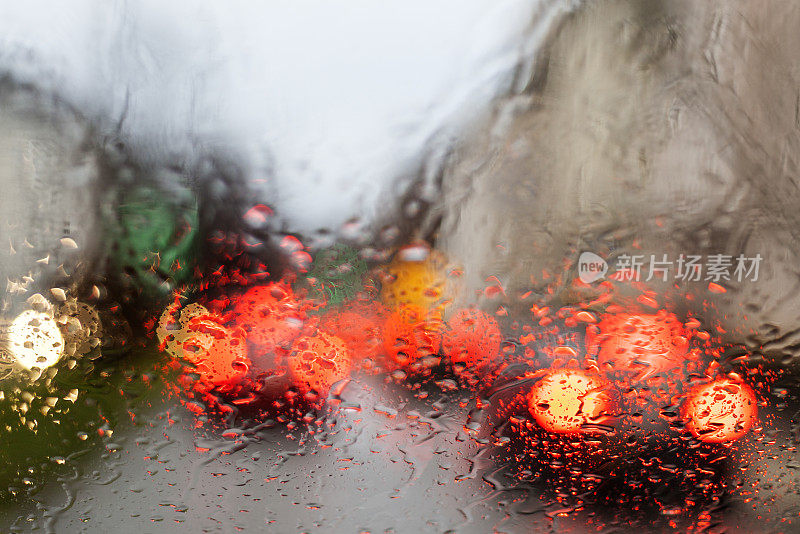 下着雨的马路，透过挡风玻璃看，车水马龙