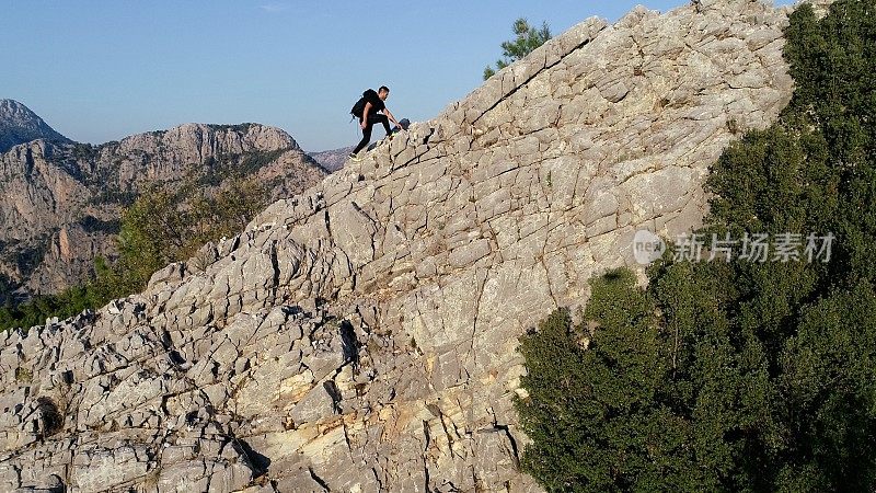 到达山顶的登山者