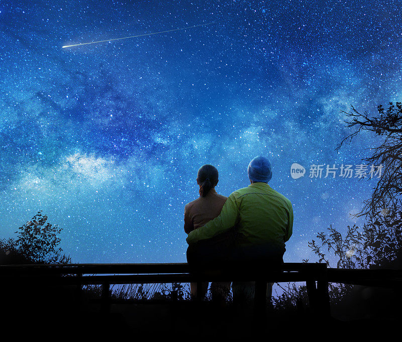 一对情侣在看夜空中的星星