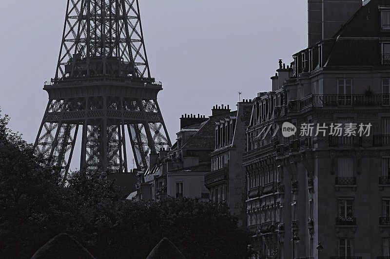 日落时分，埃菲尔铁塔和荣军院区的法国建筑——法国巴黎