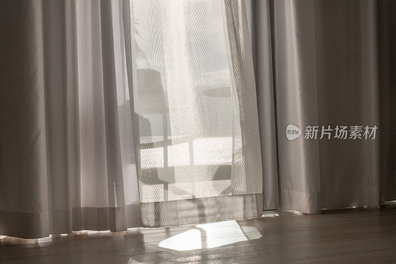 在阳光下底部的窗帘-带有阴影和光的抽象视图