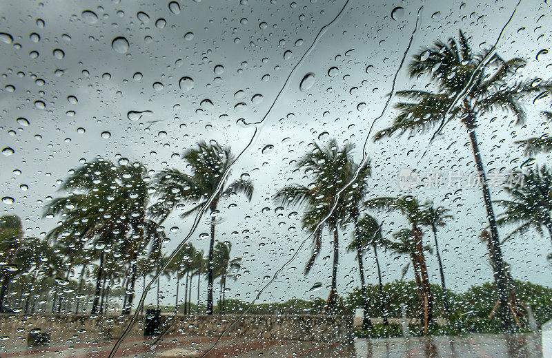 暴风雨天气