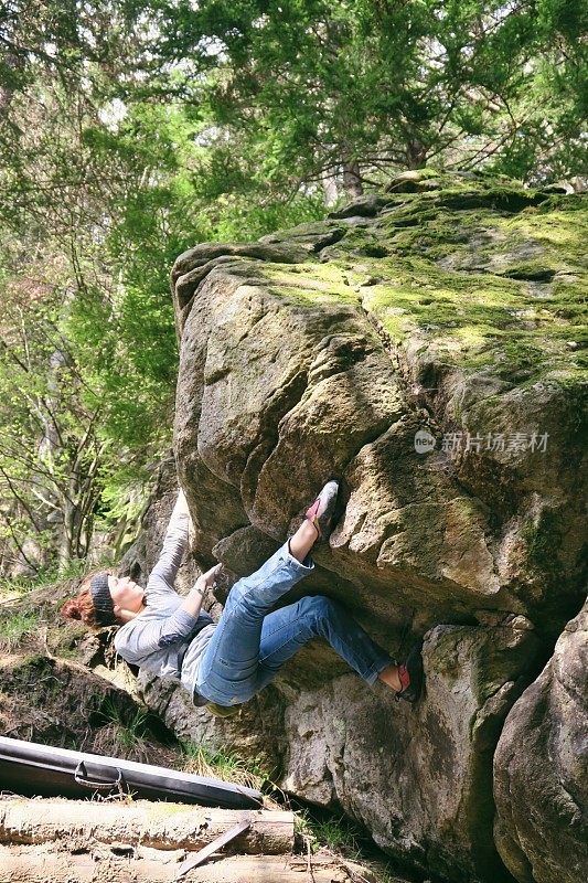 在克罗地亚，胖女孩巨石爬上了巨大的花岗岩