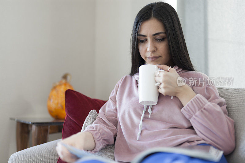 在家看杂志喝咖啡的女人