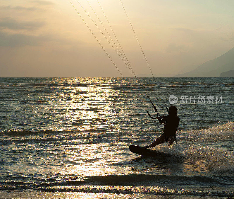 Kitesurfer日落时