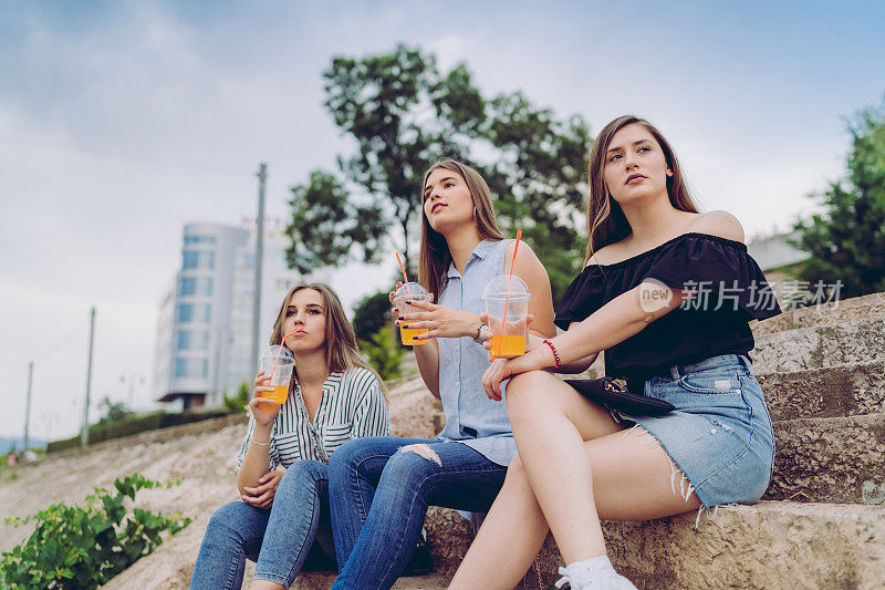 三个女朋友喝橙汁