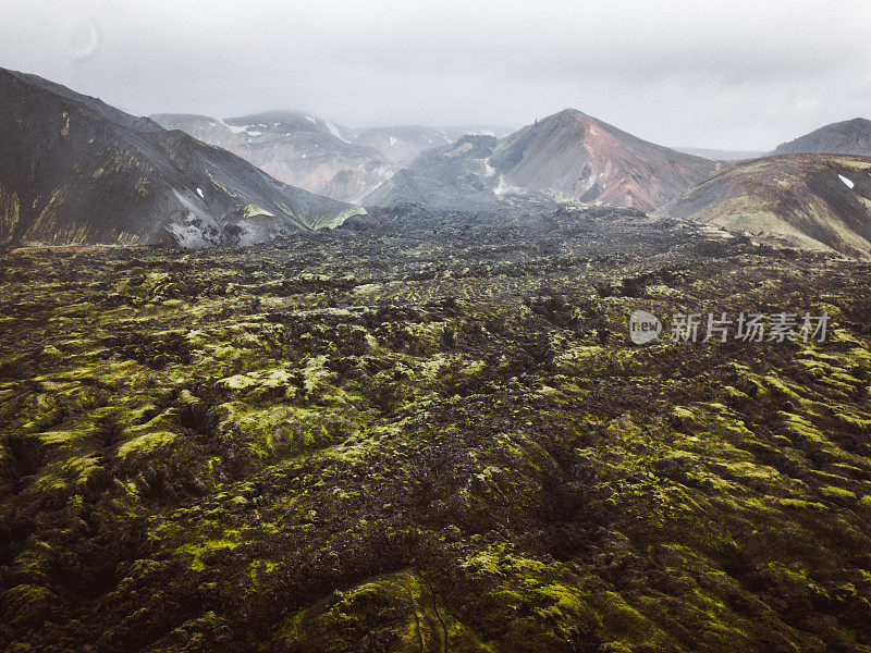 鸟瞰图冰岛高地雾蒙蒙的景观冰川河流，火山和五颜六色的山脉