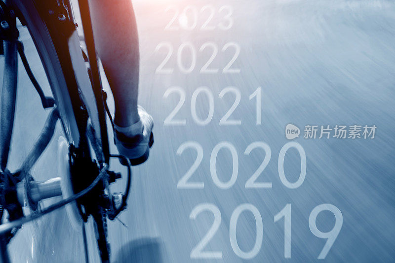 自行车在柏油路与书写数字2019,2020