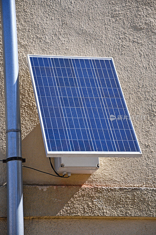 建筑墙上的太阳能电池板