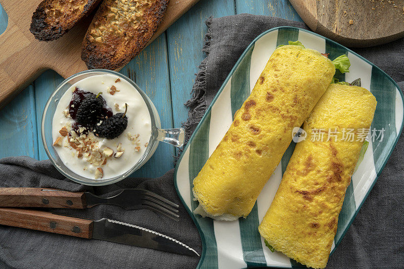 自制健康早餐:黄油吐司、酸奶和煎蛋卷